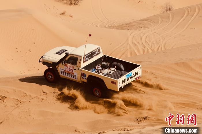 圖為高原沙漠機(jī)車(chē)越野挑戰(zhàn)賽現(xiàn)場(chǎng)?！≠F南縣委宣傳部供圖