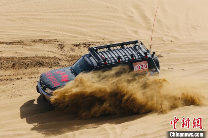 圖為高原沙漠機(jī)車(chē)越野挑戰(zhàn)賽現(xiàn)場(chǎng)?！≠F南縣委宣傳部供圖