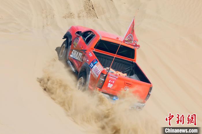 圖為高原沙漠機(jī)車(chē)越野挑戰(zhàn)賽現(xiàn)場(chǎng)?！≠F南縣委宣傳部供圖