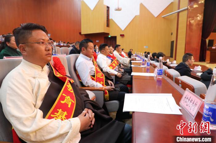圖為玉樹州民族團(tuán)結(jié)進(jìn)步創(chuàng)建工作推進(jìn)會(huì)現(xiàn)場(chǎng)。　胡貴龍 攝