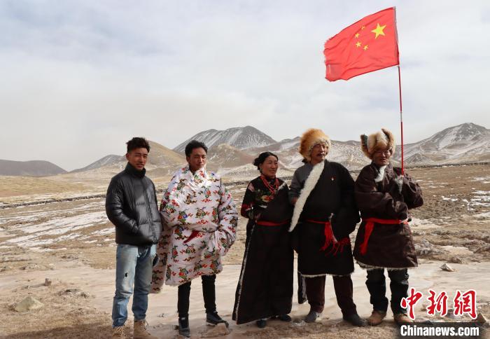 圖為青海省治多縣索加鄉(xiāng)干部群眾。(資料圖) 治多縣委宣傳部 供圖