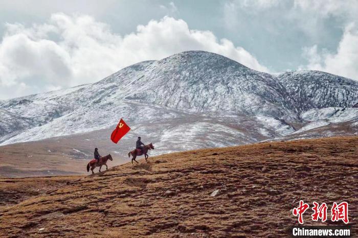 圖為青海省治多縣索加鄉(xiāng)干部群眾。(資料圖) 治多縣委宣傳部 供圖