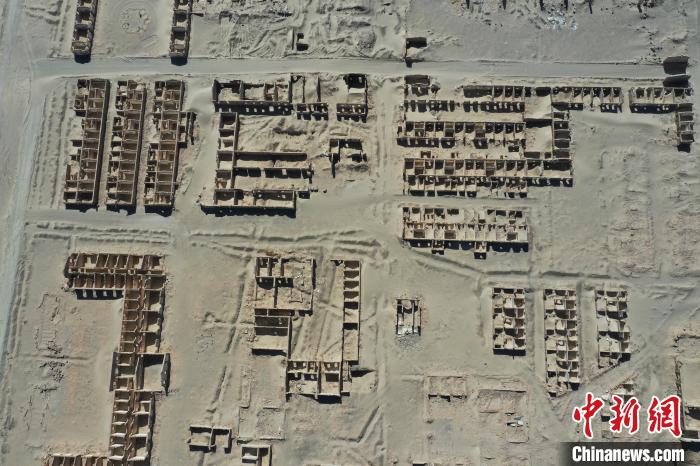 航拍青海省海西蒙古族藏族自治州茫崖市冷湖石油工業(yè)遺址保護區(qū)。　馬銘言 攝