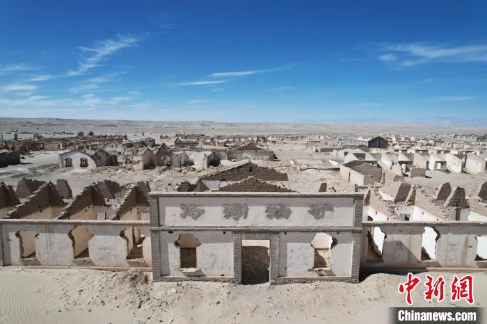 航拍青海省海西蒙古族藏族自治州茫崖市冷湖石油工業(yè)遺址保護區(qū)。　馬銘言 攝