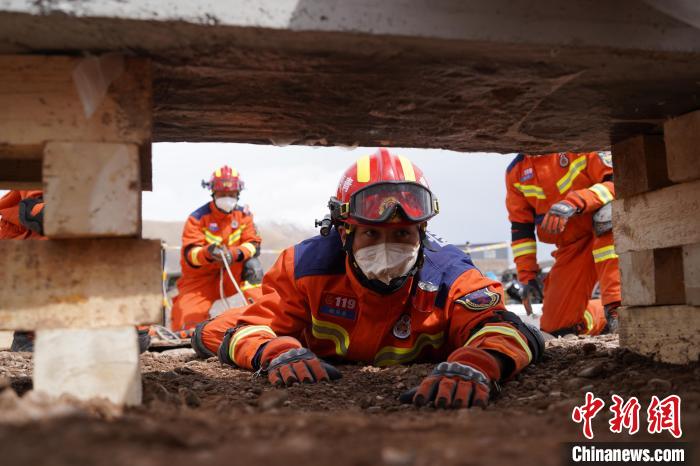 圖為地震實(shí)戰(zhàn)拉動現(xiàn)場，參演人員正在進(jìn)行頂撐救援項(xiàng)目?！∮駱湎拦﹫D