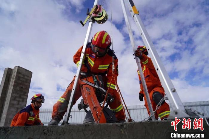 圖為地震實(shí)戰(zhàn)拉動現(xiàn)場，參演人員正在進(jìn)行垂直救援項(xiàng)目?！∮駱湎拦﹫D