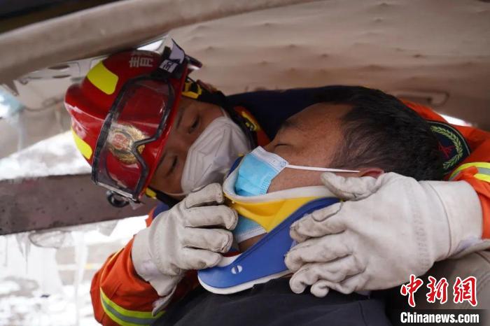 圖為地震實(shí)戰(zhàn)拉動現(xiàn)場，參演人員正在進(jìn)行車輛事故救援項(xiàng)目?！∮駱湎拦﹫D