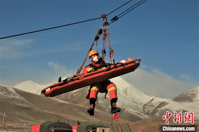 圖為地震實(shí)戰(zhàn)拉動現(xiàn)場，參演人員正在進(jìn)行懸崖救助項(xiàng)目?！∮駱湎拦﹫D
