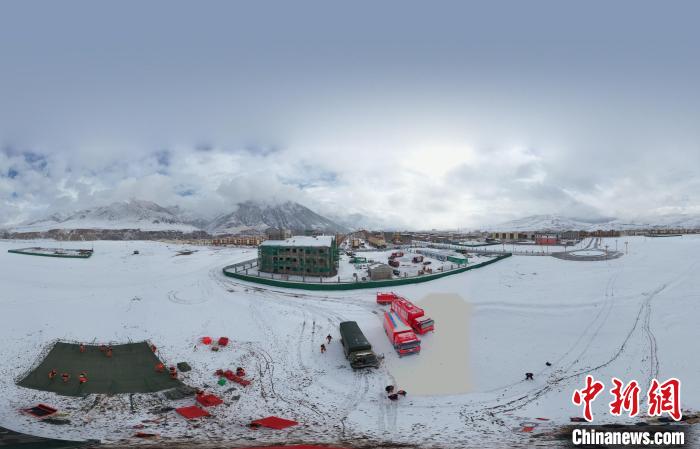 圖為地震實(shí)戰(zhàn)演練現(xiàn)場全景?！∮駱湎拦﹫D