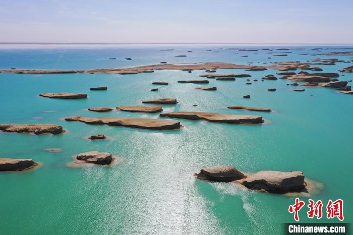 航拍青海大柴旦烏素特水上雅丹奇特景觀。　馬銘言 攝