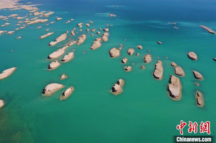 航拍青海大柴旦烏素特水上雅丹奇特景觀?！●R銘言 攝