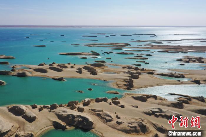 航拍青海大柴旦烏素特水上雅丹奇特景觀?！●R銘言 攝