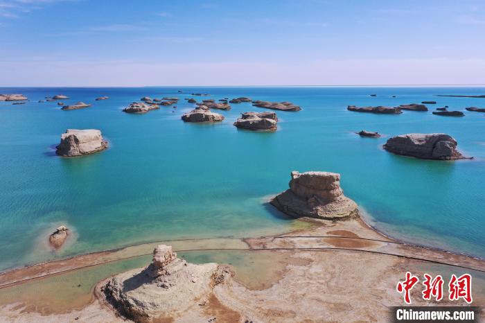 航拍青海大柴旦烏素特水上雅丹奇特景觀?！●R銘言 攝