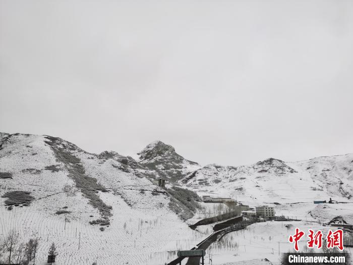 圖為青海省東南部的青沙山區(qū)域銀裝素裹?！?zhí)砀?攝