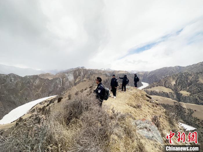 圖為曲麻萊縣崗當(dāng)村的生態(tài)管護(hù)人員開展巡護(hù)?！《“瓦_(dá)杰 攝