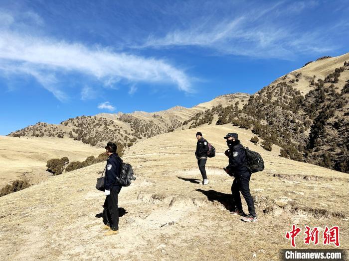 圖為生態(tài)管護(hù)人員開展巡護(hù)。　丁巴達(dá)杰 攝