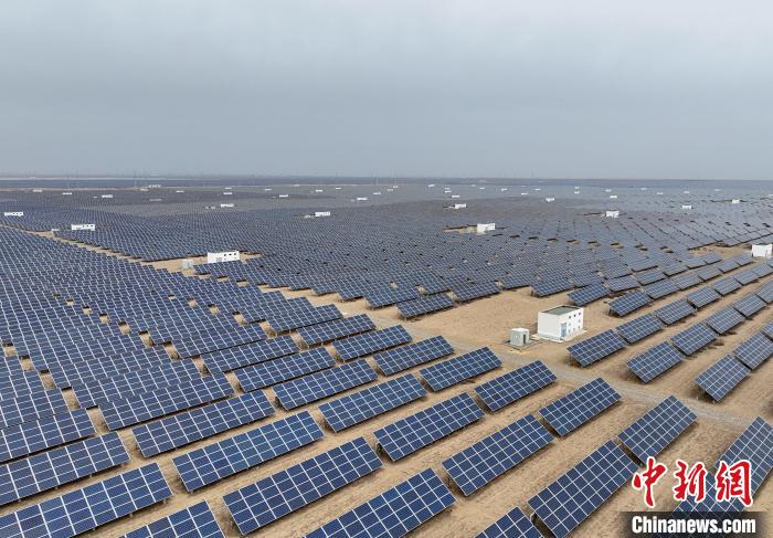 圖為航拍青海省海南藏族自治州共和縣塔拉灘光伏產(chǎn)業(yè)園?！∑钤鲚?攝