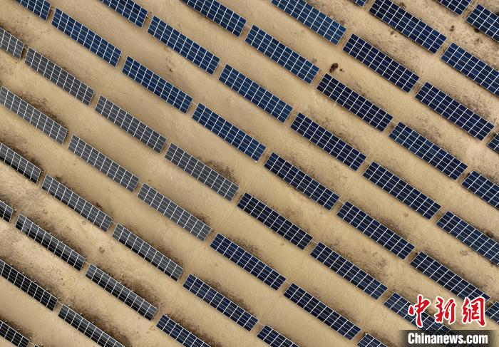圖為航拍青海省海南藏族自治州共和縣塔拉灘光伏產(chǎn)業(yè)園。　祁增蓓 攝