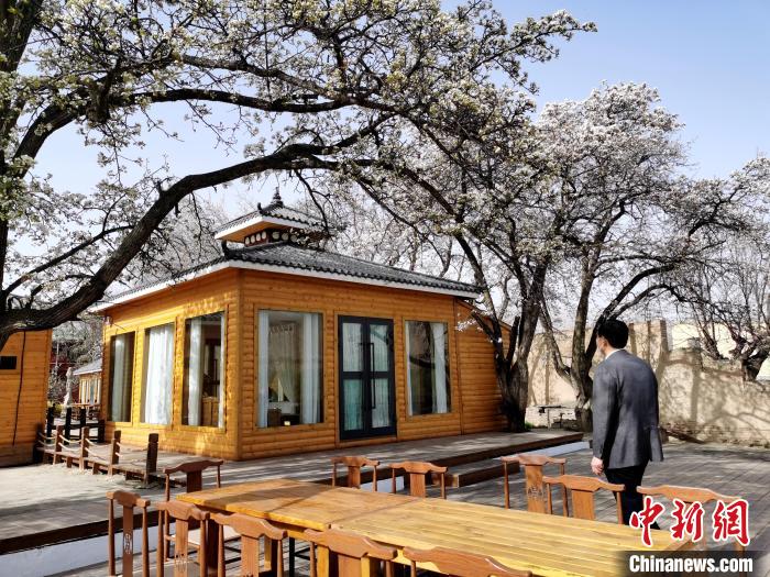 圖為尖扎噶達(dá)莊園一角?！?zhí)砀?攝