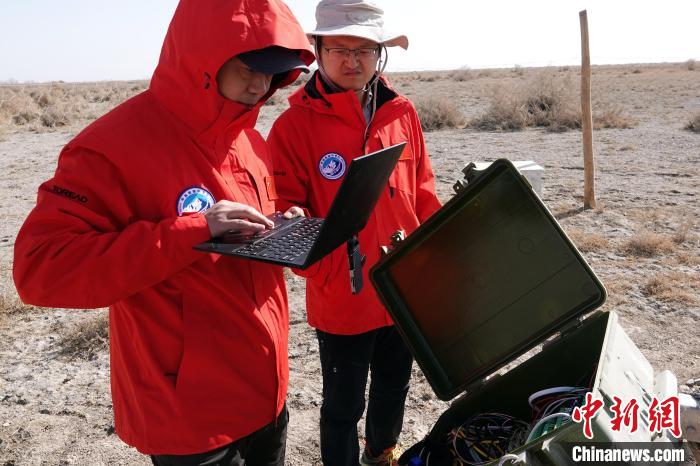格爾木草地站，青藏科考隊(duì)員采集觀測(cè)數(shù)據(jù)?！?lt;a target='_blank' href='/'><p  align=