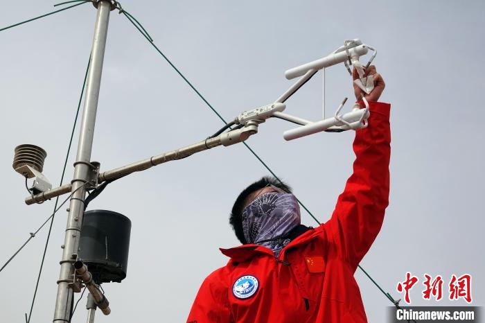 格爾木草地站，青藏科考隊員維護科研設(shè)備?！?lt;a target='_blank' href='/'><p  align=