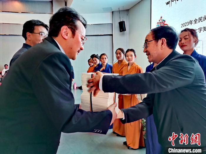 圖為贈(zèng)送叢書。　張?zhí)砀?攝