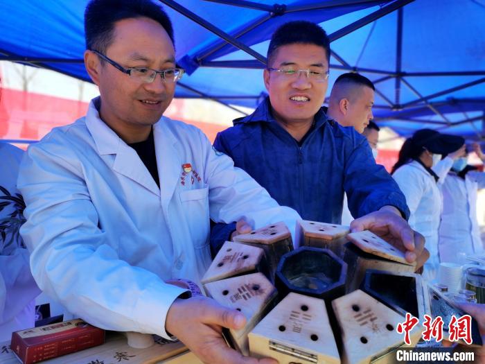 圖為青海省海東市樂都區(qū)中醫(yī)院八卦灸展示?！?zhí)砀?攝