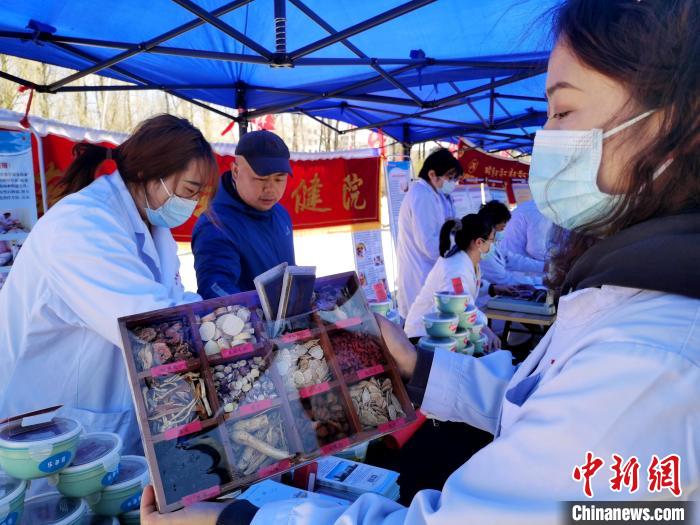 圖為中藥展示?！?zhí)砀?攝