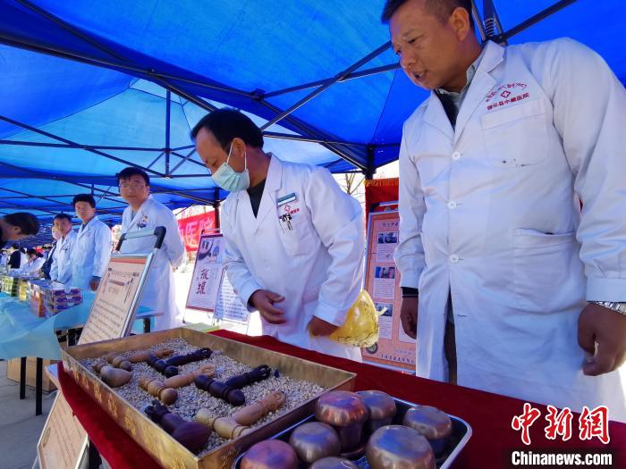 圖為青海省循化縣的國家級(jí)非遺項(xiàng)目尤闕療法的器械展示。　張?zhí)砀?攝
