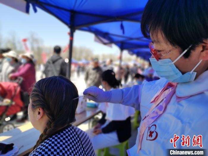 圖為刮痧?！?zhí)砀?攝