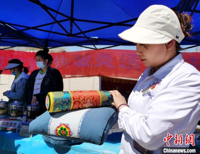 圖為青海省互助縣的中藥枕頭。　張?zhí)砀?攝