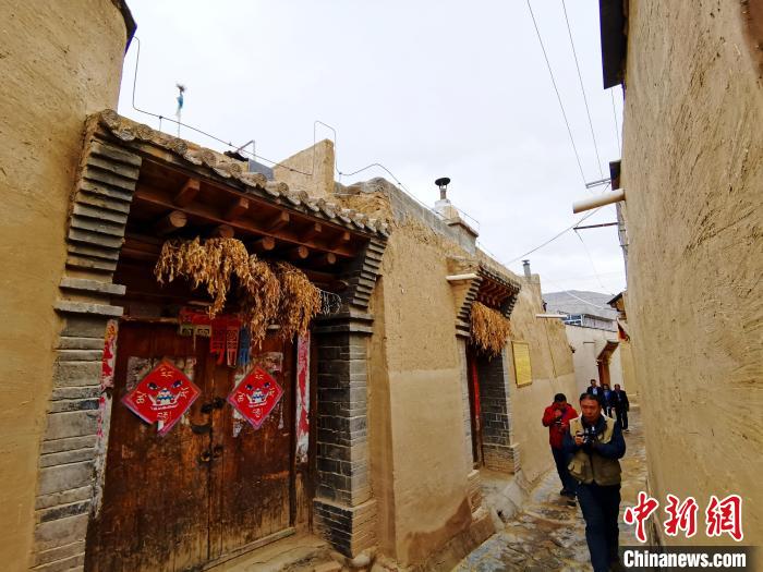 圖為古堡內(nèi)相互貫通的巷道?！?zhí)砀?攝