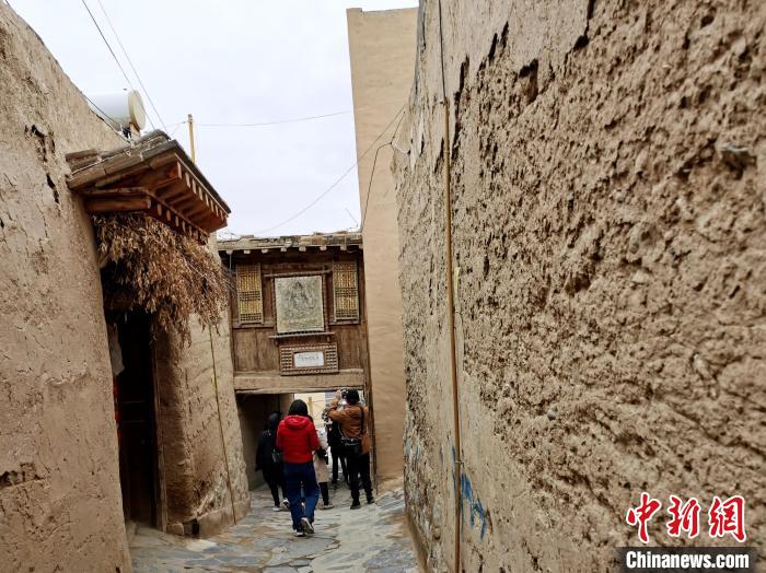 圖為古堡內(nèi)的巷道。　張?zhí)砀?攝