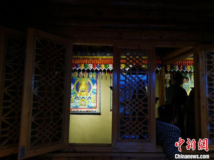 圖為作為展廳的古堡內(nèi)一座土木二層結(jié)構(gòu)“廊房式”建筑。　張?zhí)砀?攝