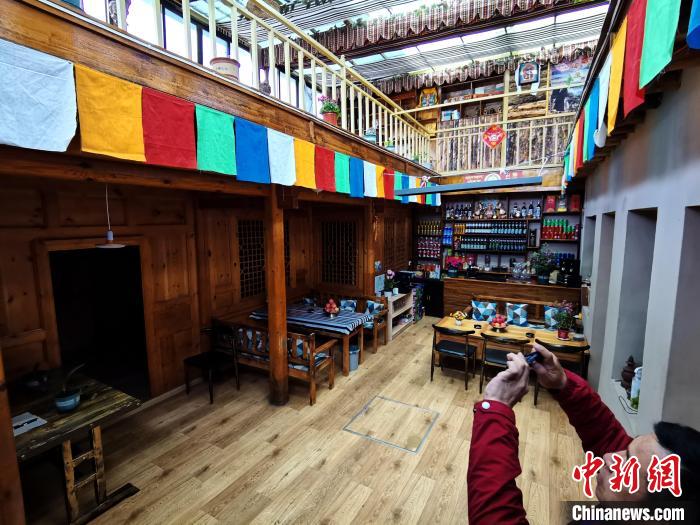 圖為古堡內(nèi)兼具傳統(tǒng)與現(xiàn)代特色的咖啡館。　張?zhí)砀?攝