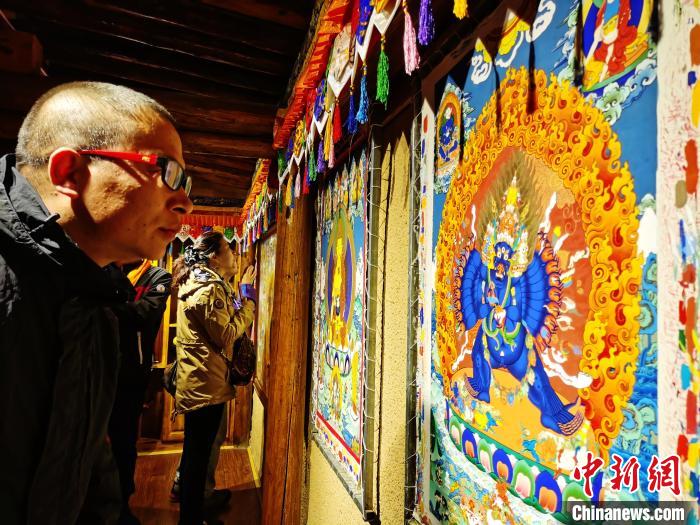圖為民眾參觀古堡內(nèi)的唐卡。　張?zhí)砀?攝