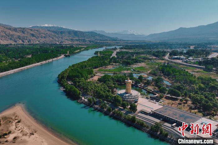航拍青海貴德黃河岸畔綠意濃濃?！≮w凜松 攝