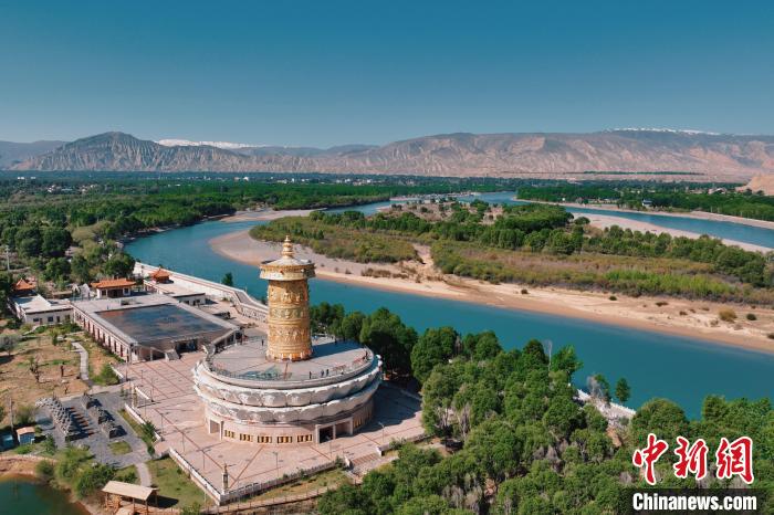 航拍青海貴德黃河岸畔綠意濃濃?！≮w凜松 攝