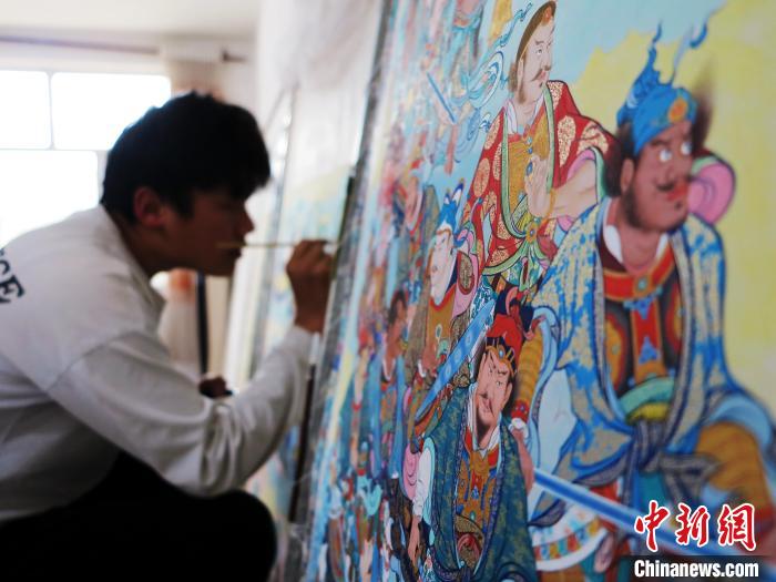 圖為熱貢龍樹畫苑內的學徒繪畫唐卡?！?zhí)砀?攝