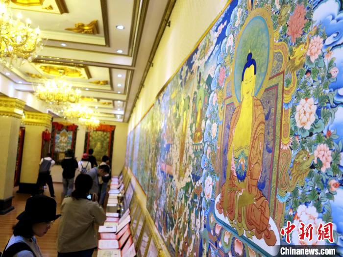 圖為熱貢龍樹畫苑內(nèi)的唐卡?！?zhí)砀?攝