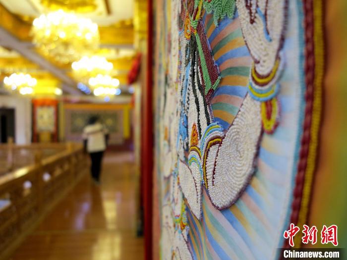 圖為黃南州同仁市熱貢龍樹畫苑內(nèi)的珍珠唐卡?！?zhí)砀?攝