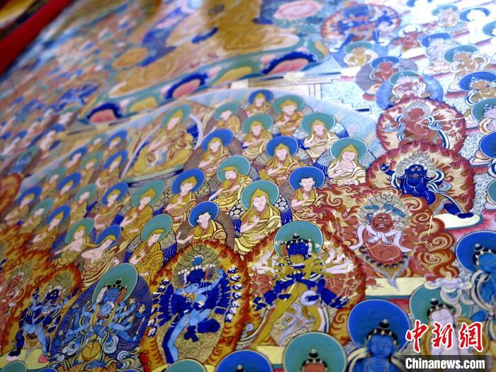 圖為熱貢龍樹畫苑內(nèi)展覽的唐卡局部?！?zhí)砀?攝
