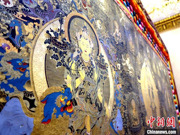 圖為熱貢龍樹畫苑內(nèi)的唐卡?！?zhí)砀?攝