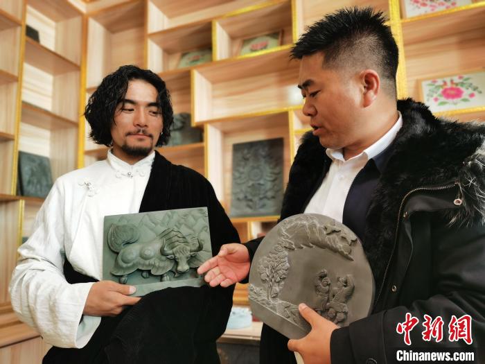 圖為石刻作品展示?！?zhí)砀?攝