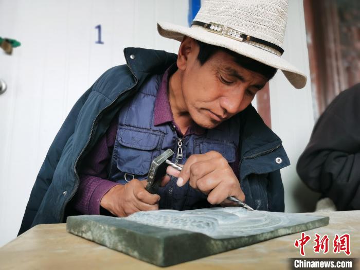 圖為澤庫縣和日鎮(zhèn)石刻藝人雕刻作品?！?zhí)砀?攝