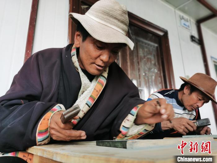 圖為澤庫縣和日鎮(zhèn)石刻藝人雕刻作品。　張?zhí)砀?攝