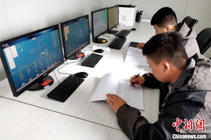 圖為光伏發(fā)電項(xiàng)目升壓站監(jiān)控室?！±铍h 攝