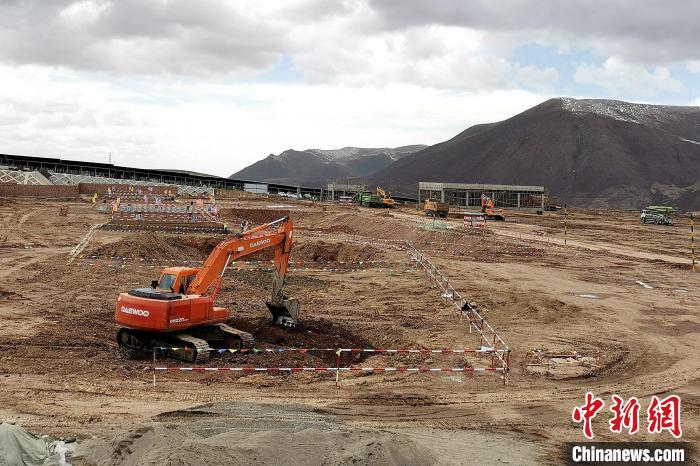 圖為光伏發(fā)電項(xiàng)目施工區(qū)正在抓緊施工?！±铍h 攝