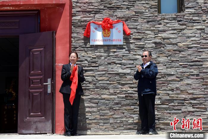 圖為揭牌儀式現(xiàn)場?！埢⒖?攝