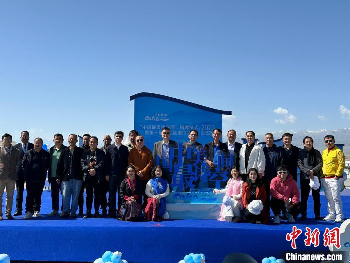 圖為國內(nèi)眾多詩人在茶卡鹽湖景區(qū)合影?！⒀?攝